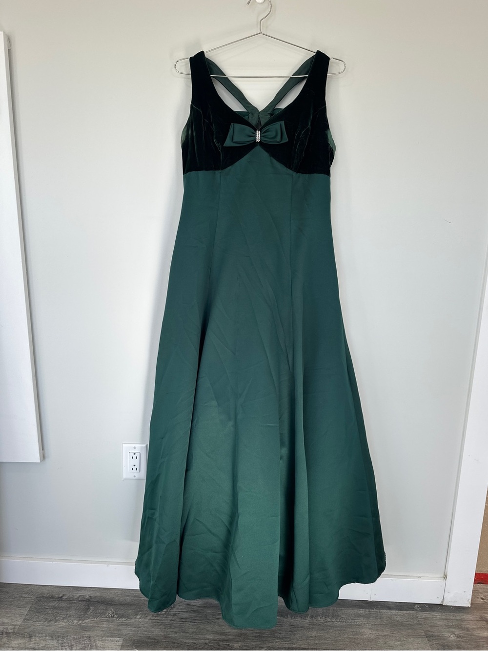 Nu-Mode - Emerald Green Sleeveless A-Line gown with Bow S14- see measurements - Picture 13 of 13